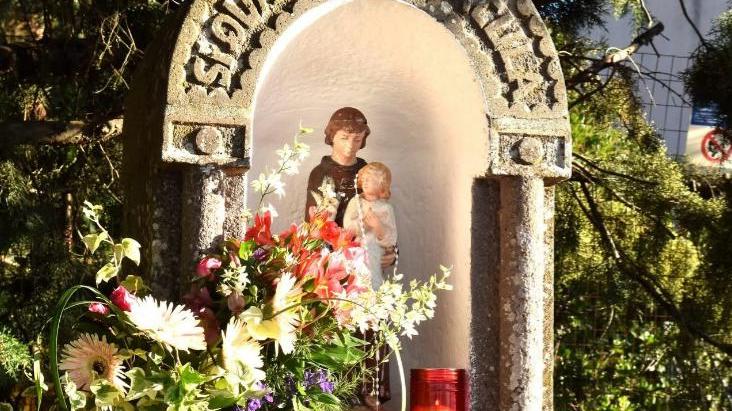 La statua di Sant'Antonio nella sua nicchia