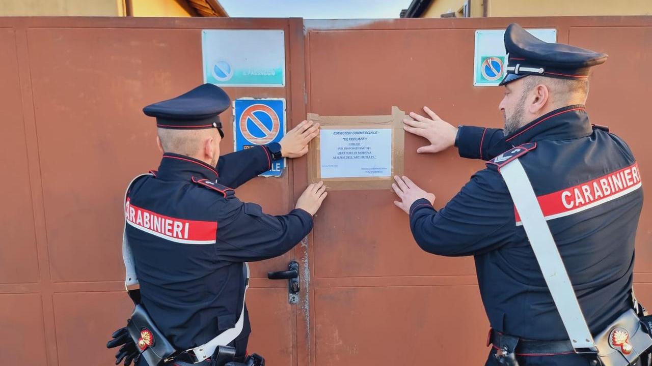 I sigilli messi dai carabinieri all'Oltrecafè