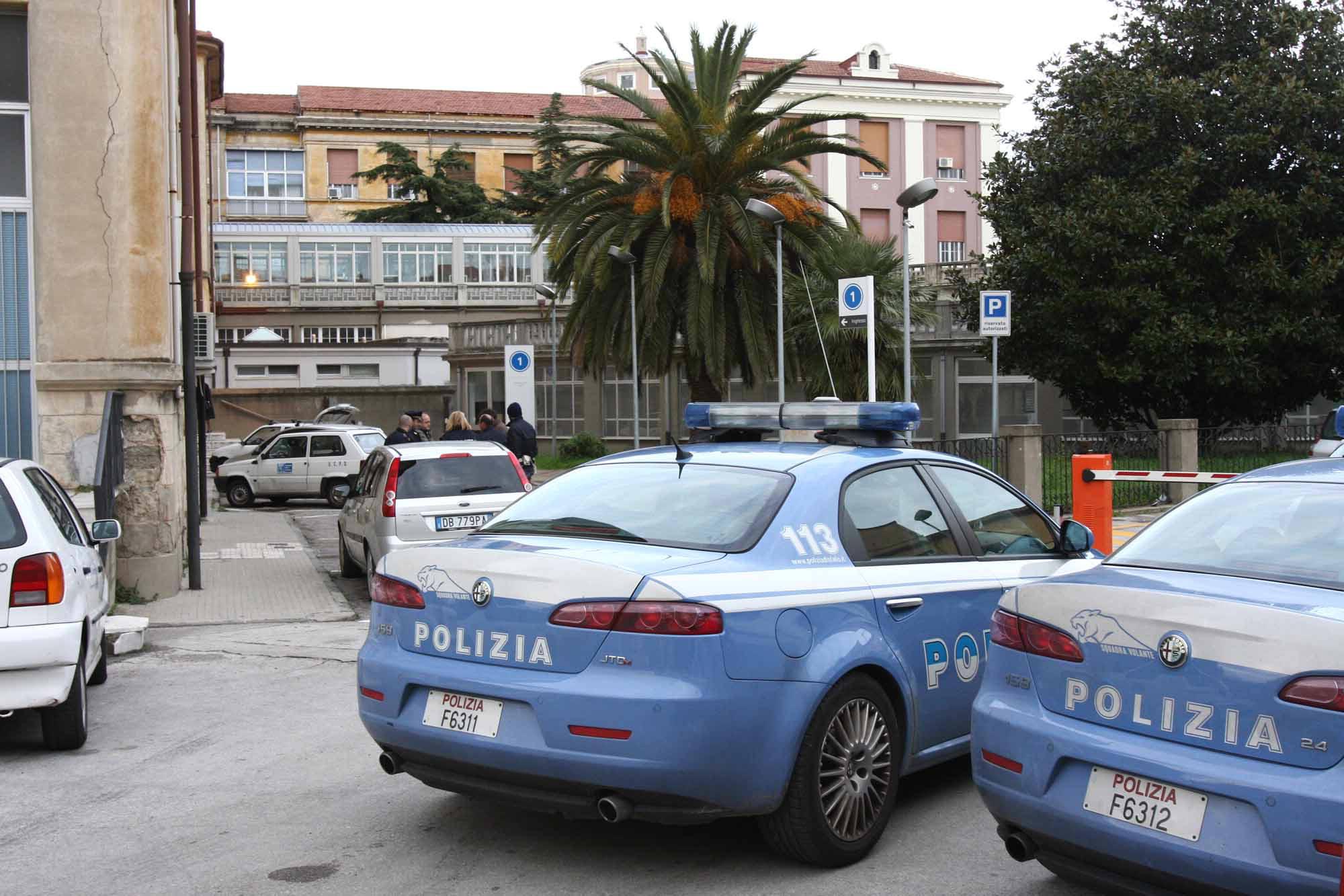 Due volanti della polizia di Stato all'ospedale di Livorno (foto d'archivio)