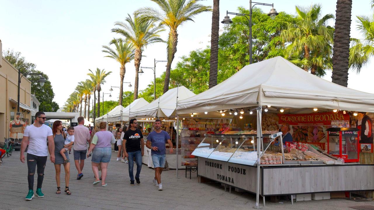 Olbia, le bancarelle restano in via Principe Umberto