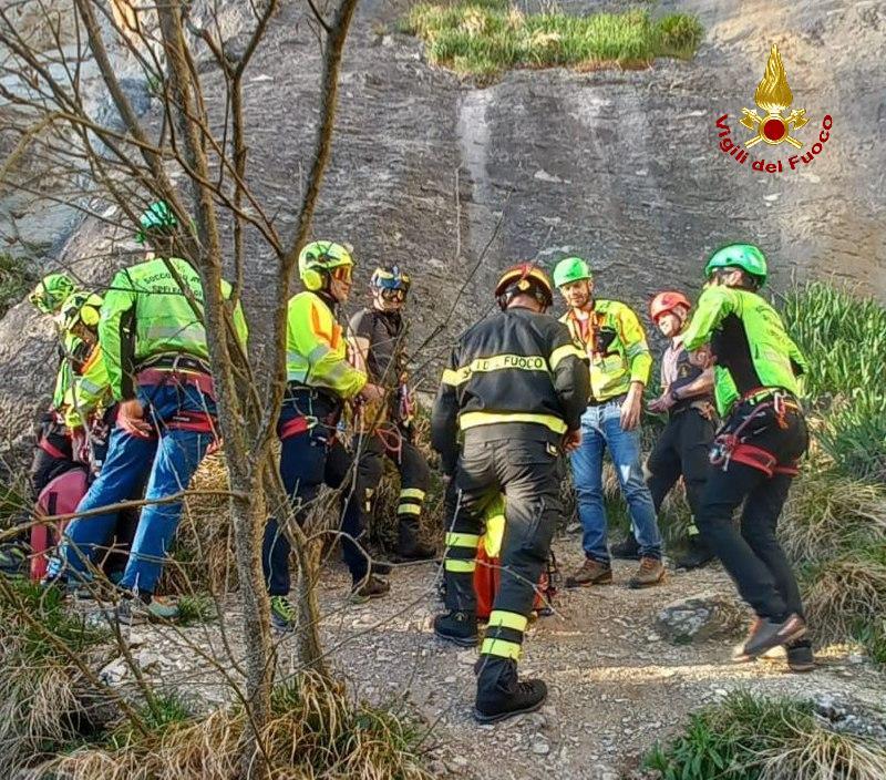 Precipita e sbatte contro la parete della Pietra di Bismantova durante l’arrampicata: climber ferito