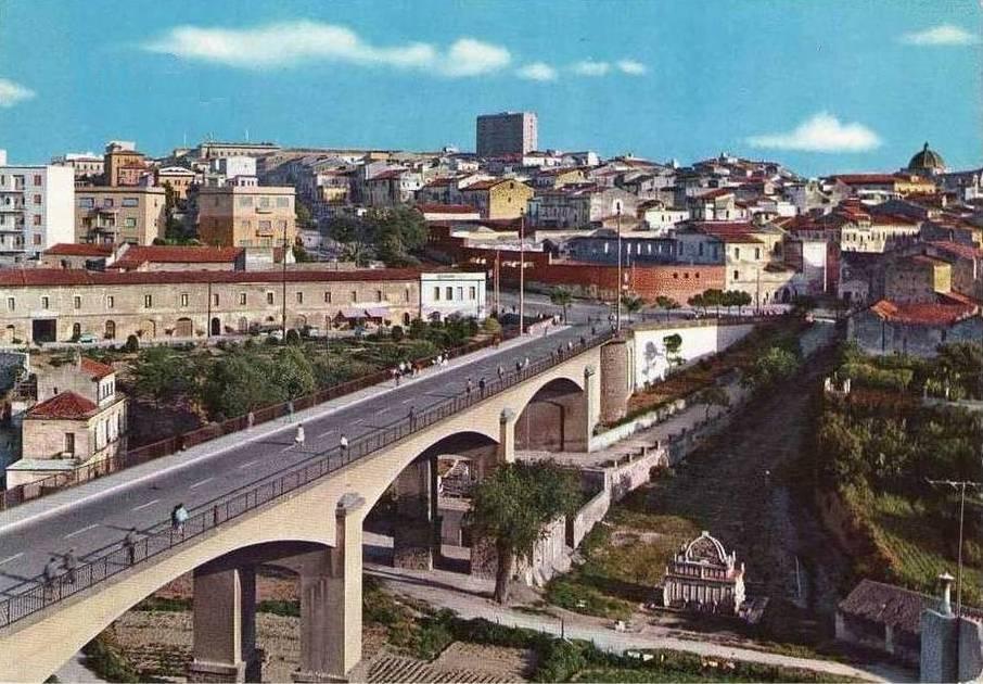 Una veduta dall’alto del ponte di Rosello