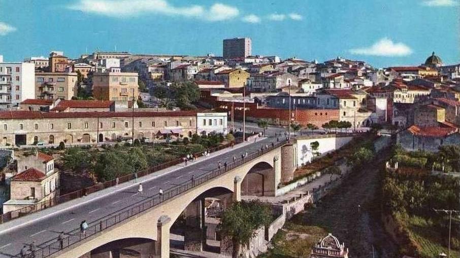 Una veduta dall’alto del ponte di Rosello