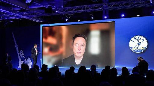 Il videocollegamento di Elon Musk al congresso della Lega: sul palco Matteo Salvini