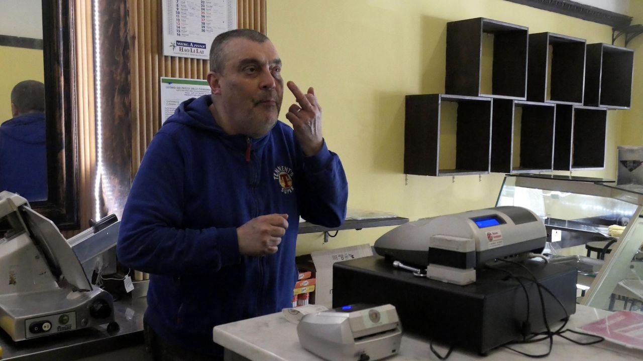 Maggini mostra l’occhio ferito (foto Paglianti)