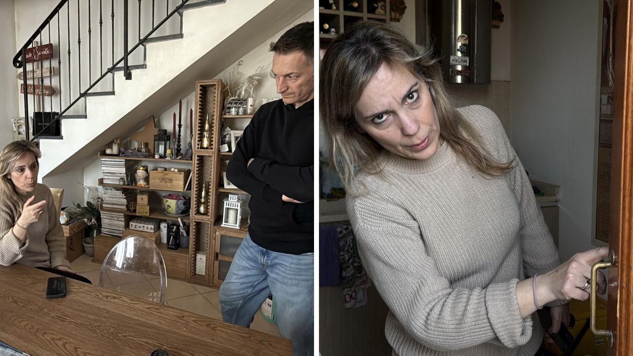 Samantha e il marito; a destra indica la porta forzata (foto Nucci)