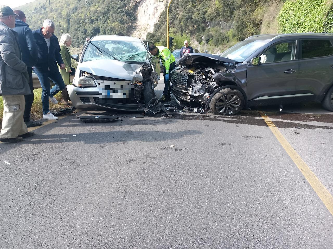 
	Le due auto dopo l'incidente sulla 325

