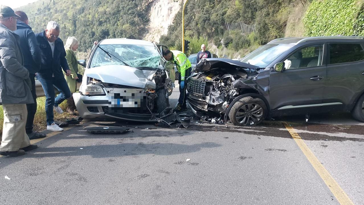 Le due auto dopo l'incidente sulla 325
