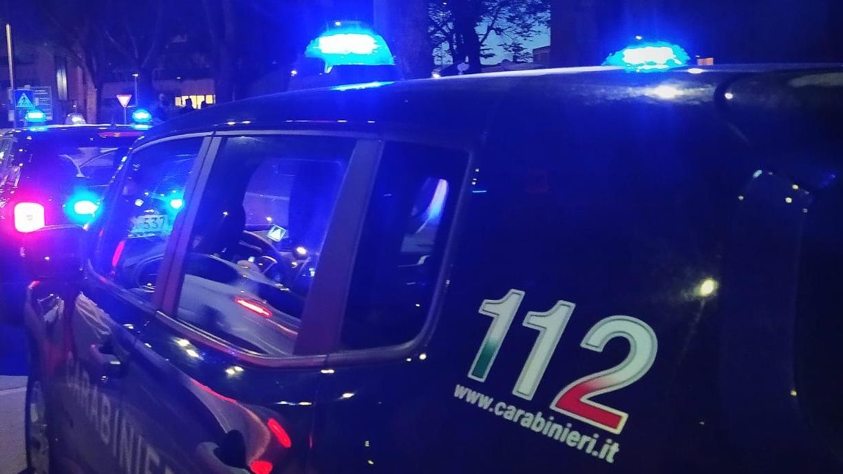 Senza patente sull’auto sequestrata, fugge all’alt ma si schianta contro un’altra macchina
