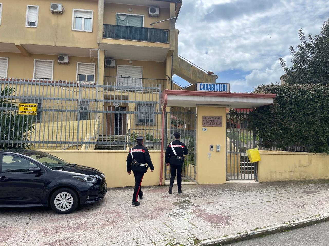 Lo colpiscono con una bottiglia e gli rubano l’auto: due arresti