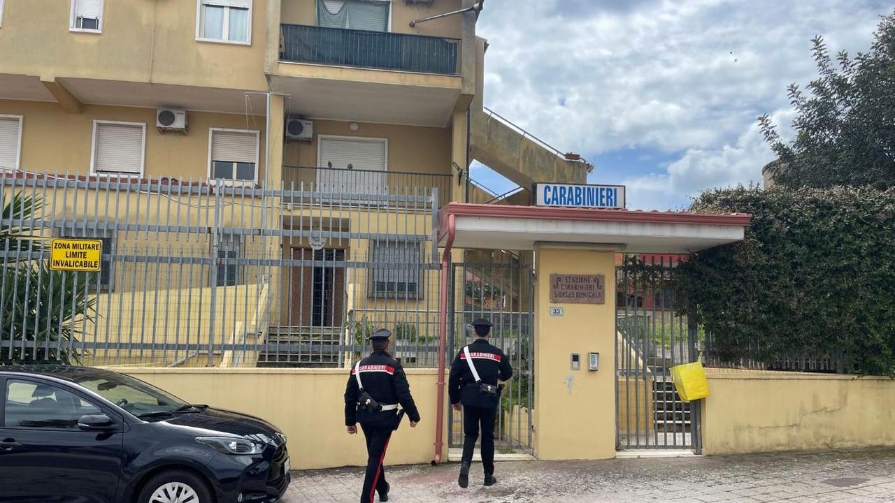 Lo colpiscono con una bottiglia e gli rubano l’auto: due arresti