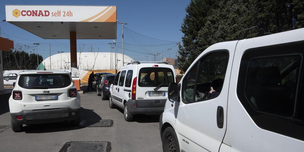 Automobilisti in attesa al distributore Conad di via Bulgaria (foto Agenzia Bf)