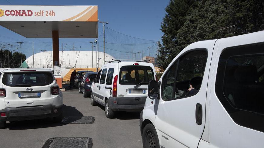 Automobilisti in attesa al distributore Conad di via Bulgaria (foto Agenzia Bf)