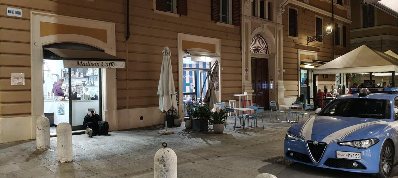 
	La polizia in via Taglio dopo la rapina

