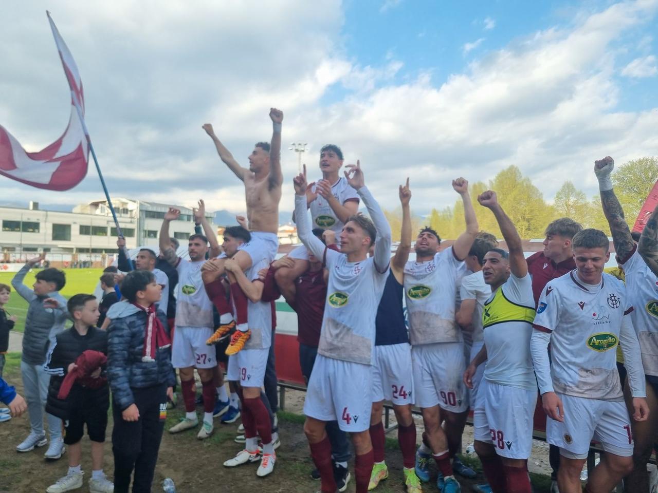 
	La festa dei giocatori sotto la tribuna dei tifosi amaranto (foto Stick)

