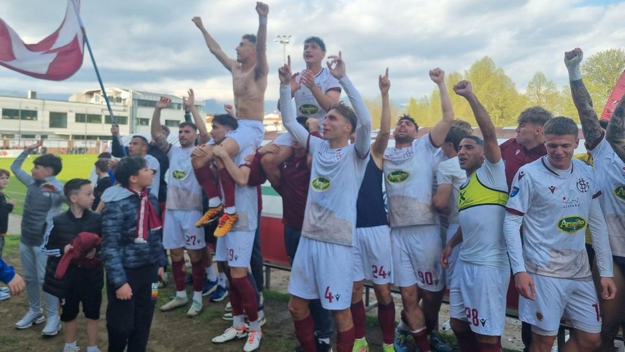 La festa dei giocatori sotto la tribuna dei tifosi amaranto (foto Stick)