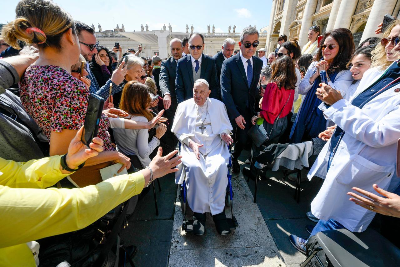 Il Papa a sorpresa in piazza San Pietro per il Giubileo dei malati