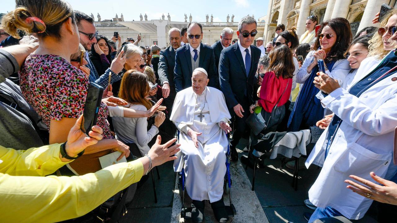 Il Papa a sorpresa in piazza San Pietro per il Giubileo dei malati