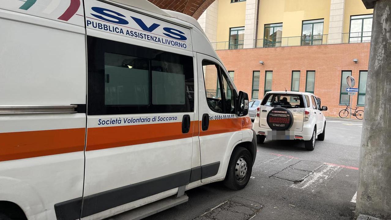 Un'ambulanza della Svs all'ingresso dell'ospedale (foto d'archivio)