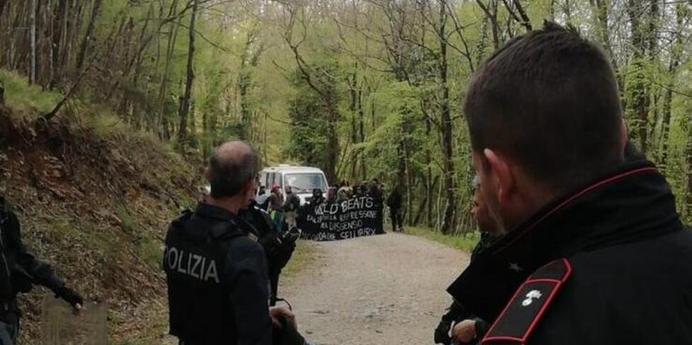 Finito il rave party a Massa Marittima, identificati 80 dei 200 partecipanti: che succede ora