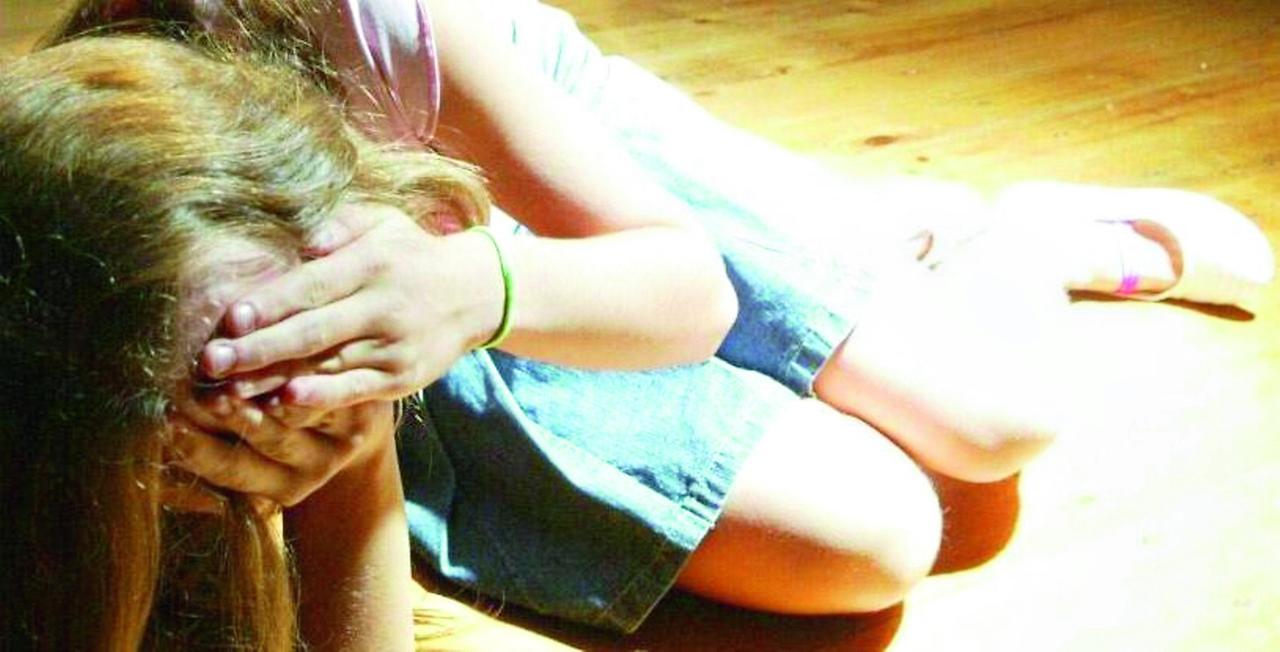 Prato, giovane costretta a rapporti sadomaso da cui poi è nato un bambino