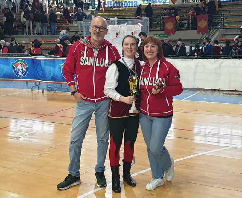Contrade e bandiere a Ferrara, Chiara Bertazzoli regina: è campionessa italiana