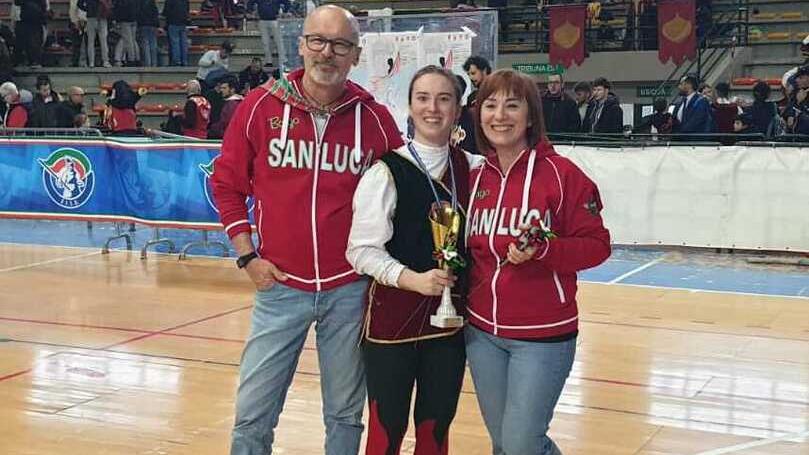 Contrade e bandiere a Ferrara, Chiara Bertazzoli regina: è campionessa italiana