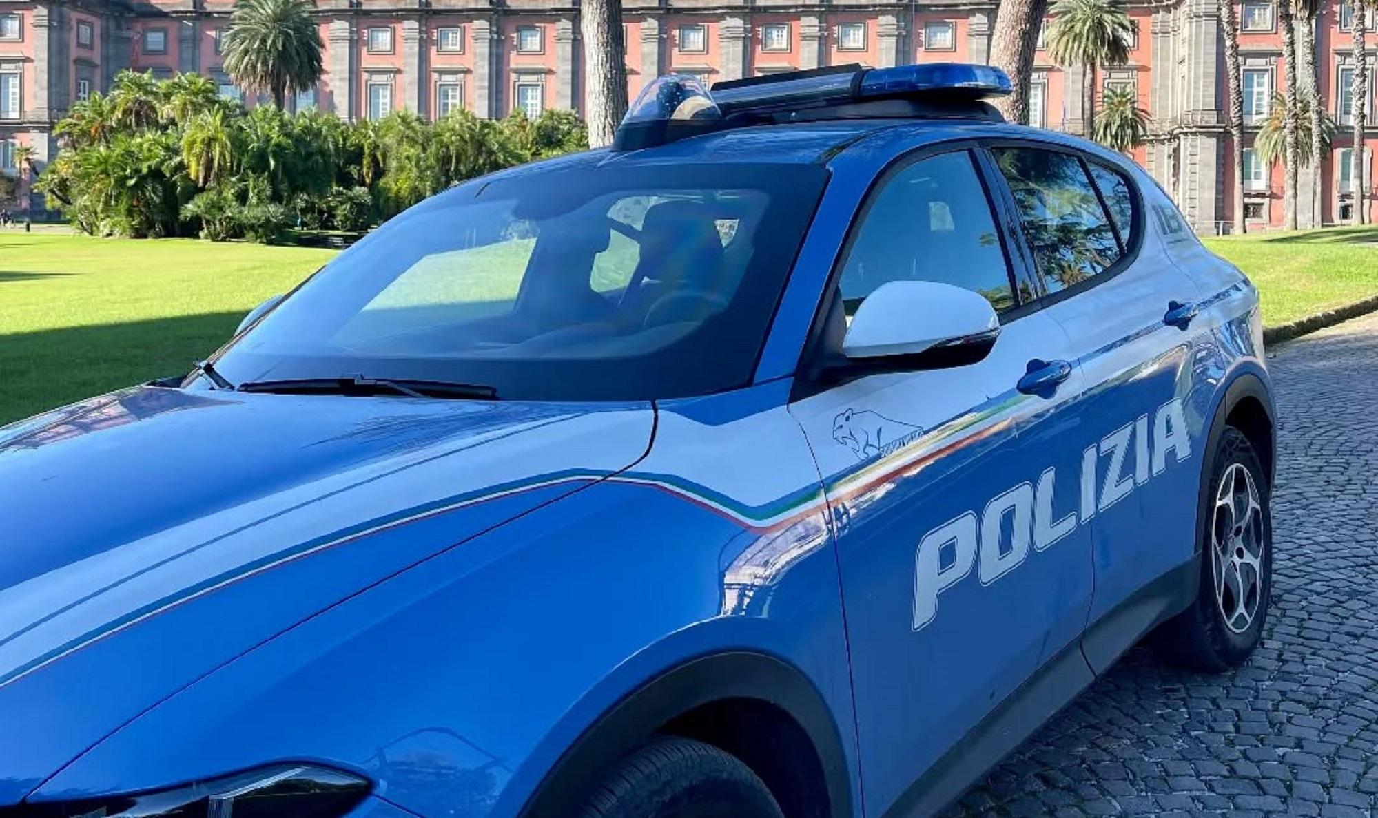 Una volante della polizia di Stato (foto d'archivio)