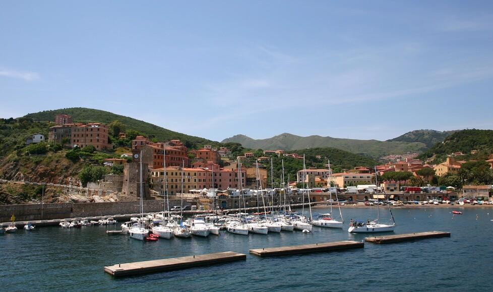 Elba, barca affonda in mare aperto: marito e moglie salvati mentre imbarcano acqua