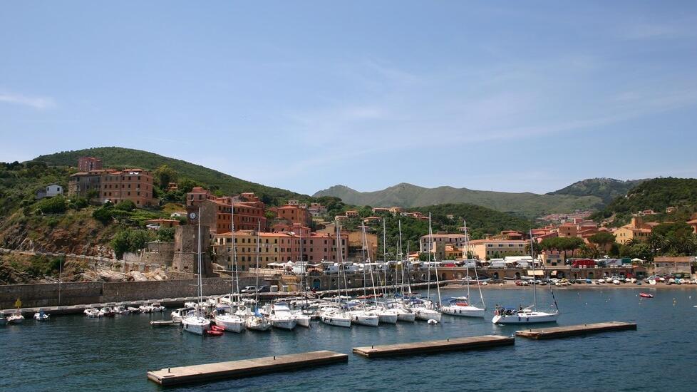 Elba, barca affonda in mare aperto: marito e moglie salvati mentre imbarcano acqua