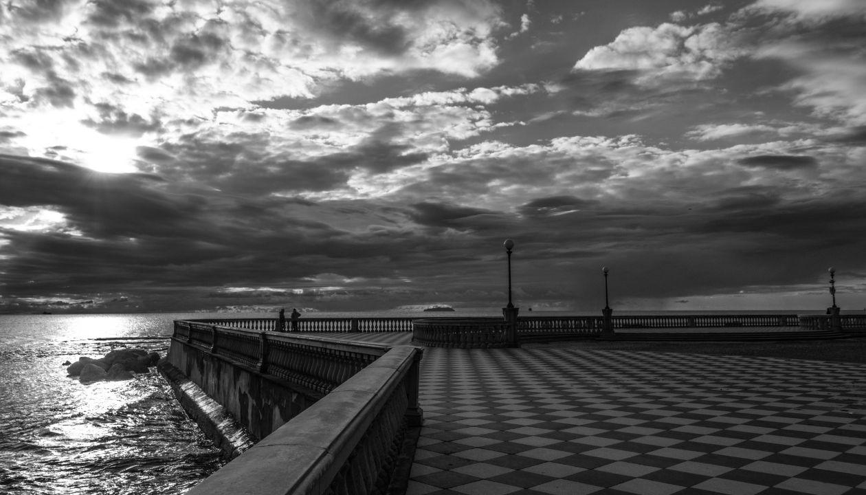 Livorno e la sua scacchiera in bianco e nero. Grazie a Leslye Montanelli