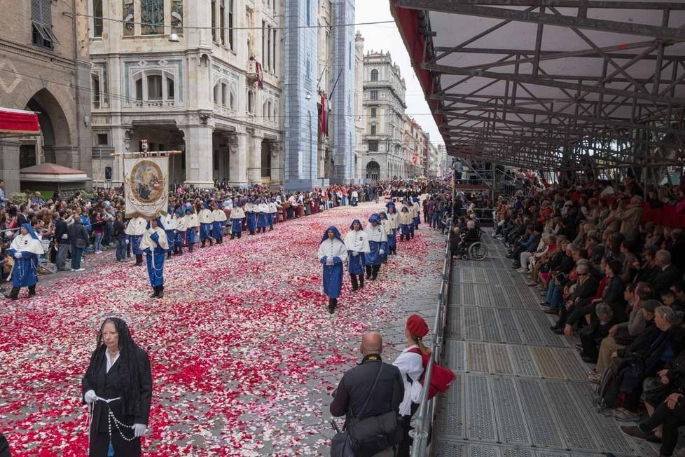 Cagliari la Festa di Sant'Efisio in via Roma