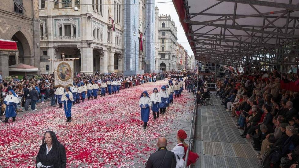 Cagliari la Festa di Sant'Efisio in via Roma