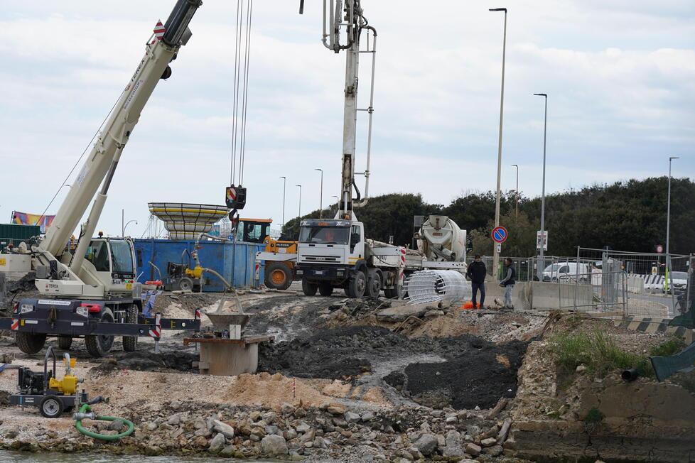 Livorno, lavori ai Tre Ponti la sabbia non regge: la trivella si ferma a -22 metri. Ecco come procederà l’intervento