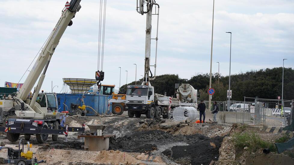 Livorno, lavori ai Tre Ponti la sabbia non regge: la trivella si ferma a -22 metri. Ecco come procederà l’intervento