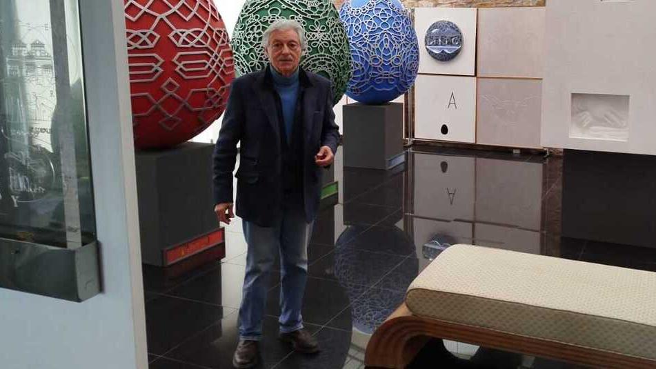 L'architetto Oreste Ruggiero nel suo studio