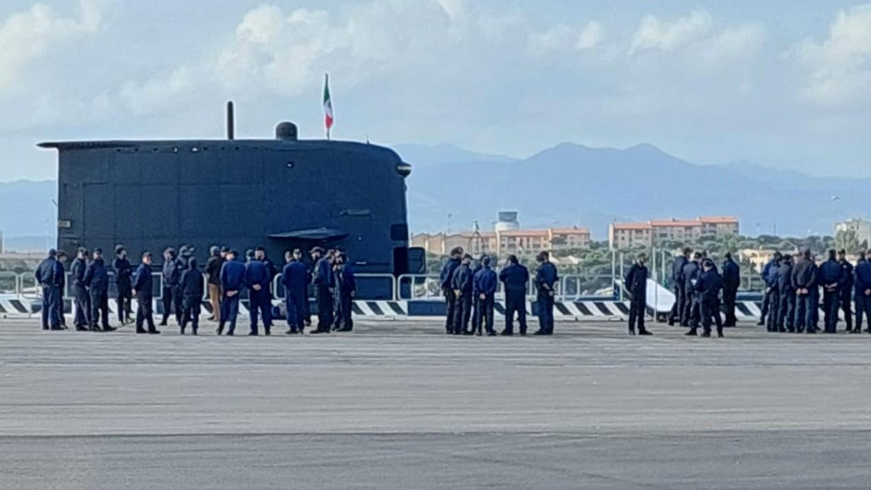 Un sottomarino della Marina militare naviga nel golfo di Olbia
