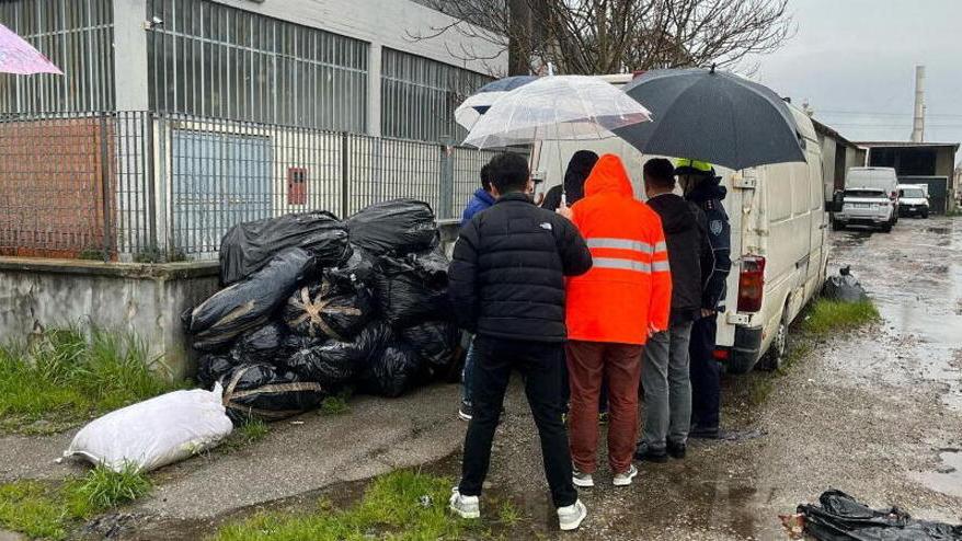 Una discarica abusiva di scarti tessili a Carmignano: anche questo fenomeno contribuisce a far salire le bollette della Tari