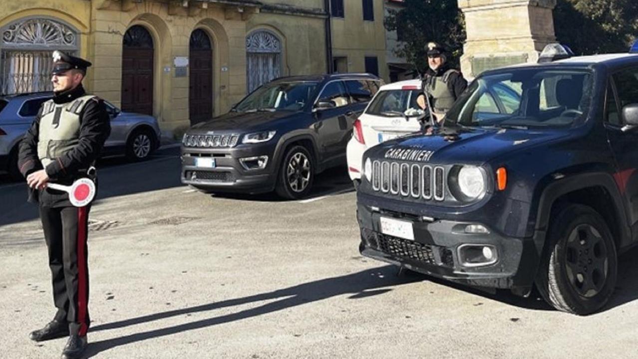 Una pattuglia dei carabinieri (foto d'archivio)