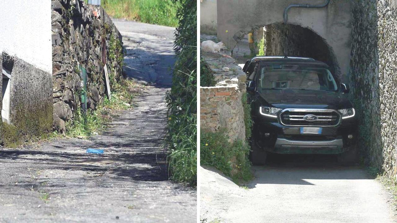 
	Un tratto di via Moneta con l&rsquo;asfalto dissestato (Foto Claudio Cuffaro) e un'auto che&nbsp;passa a malapena sotto l&rsquo;arco del paese

