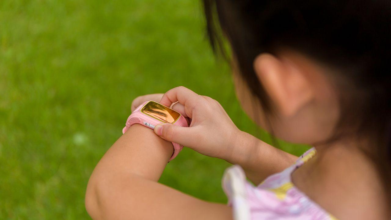 Treviso, gioca con lo smartwatch: bambino fa 70 telefonate a 118 e 112 mentre è all’asilo