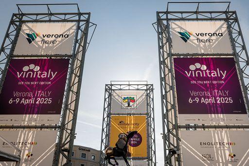 Aperto il 57° Vinitaly: 4.000 aziende, 30.000 operatori esteri e lo sguardo oltre le crisi