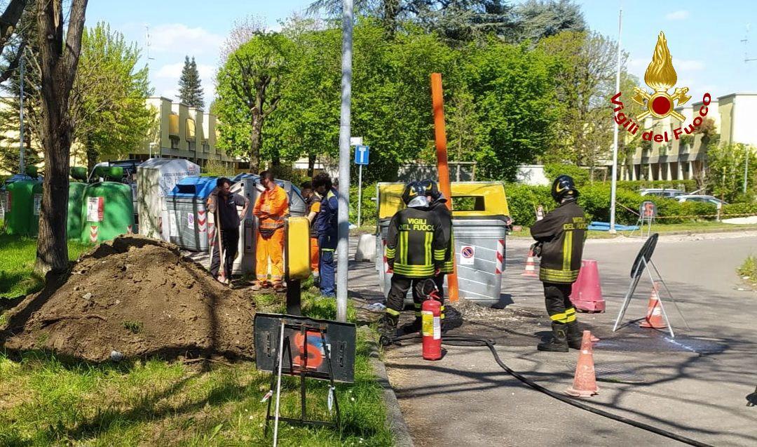 Correggio, rottura di una tubazione del gas durante lavori per la fibra ottica: evacuate alcune famiglie