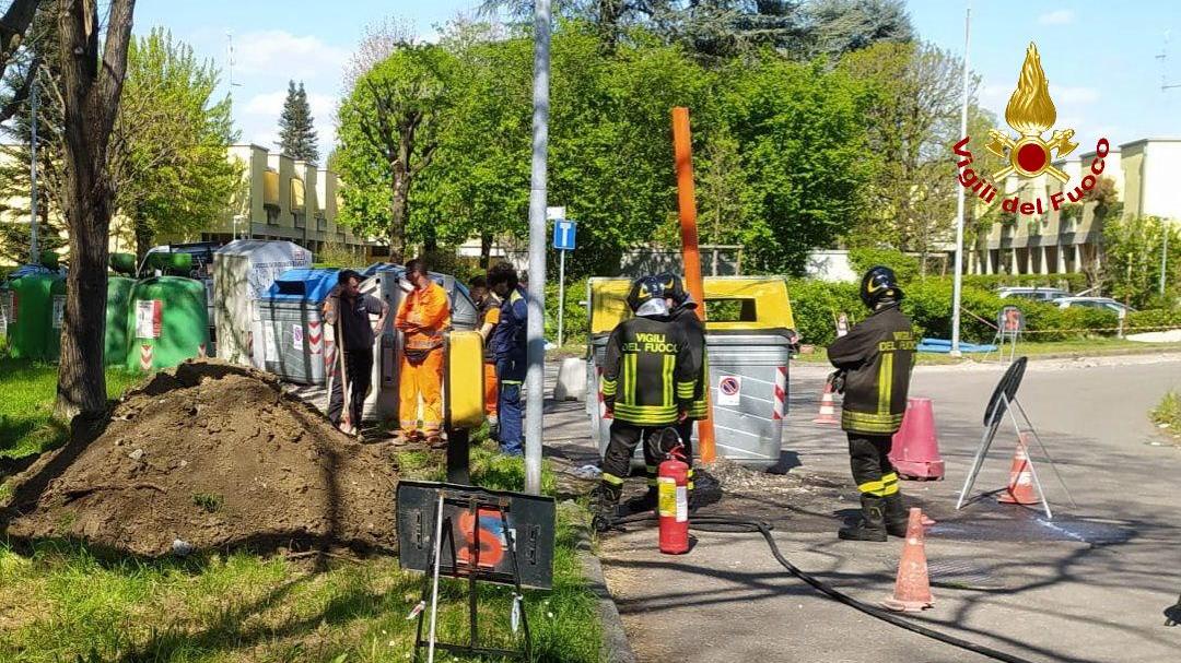 Correggio, rottura di una tubazione del gas durante lavori per la fibra ottica: evacuate alcune famiglie