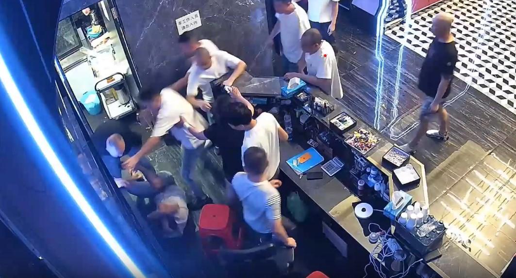 
	Il tentato omicidio al Number One ripreso dalle telecamere di sorveglianza

