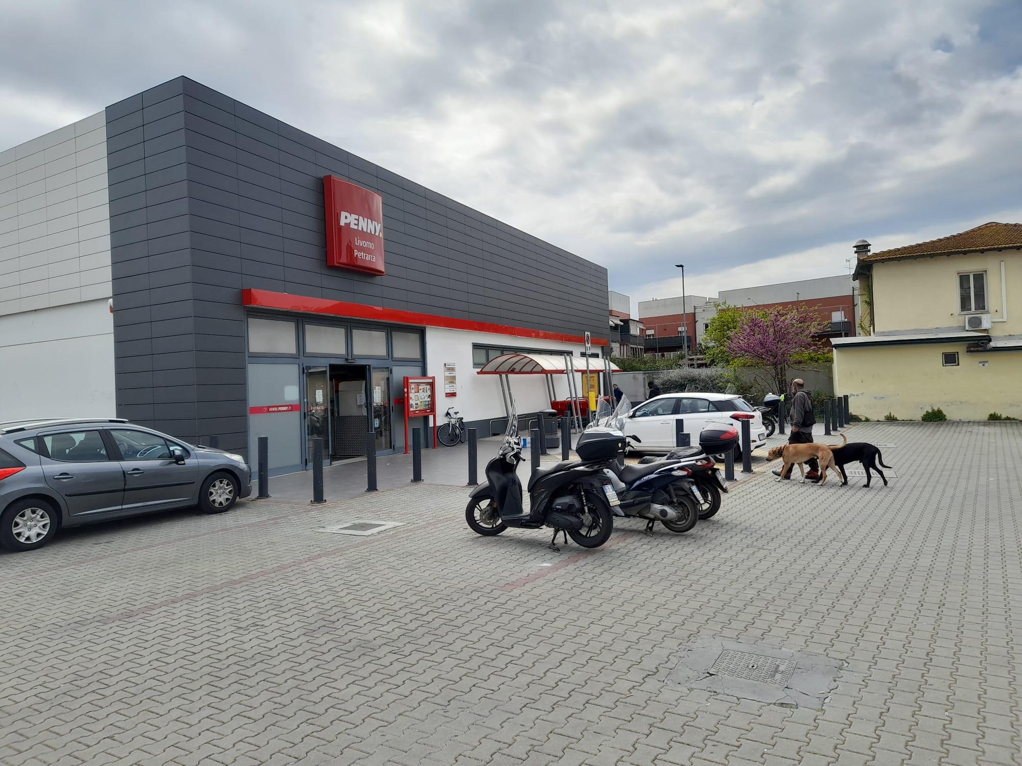 Il Penny market di viale Petrarca (foto d'archivio)