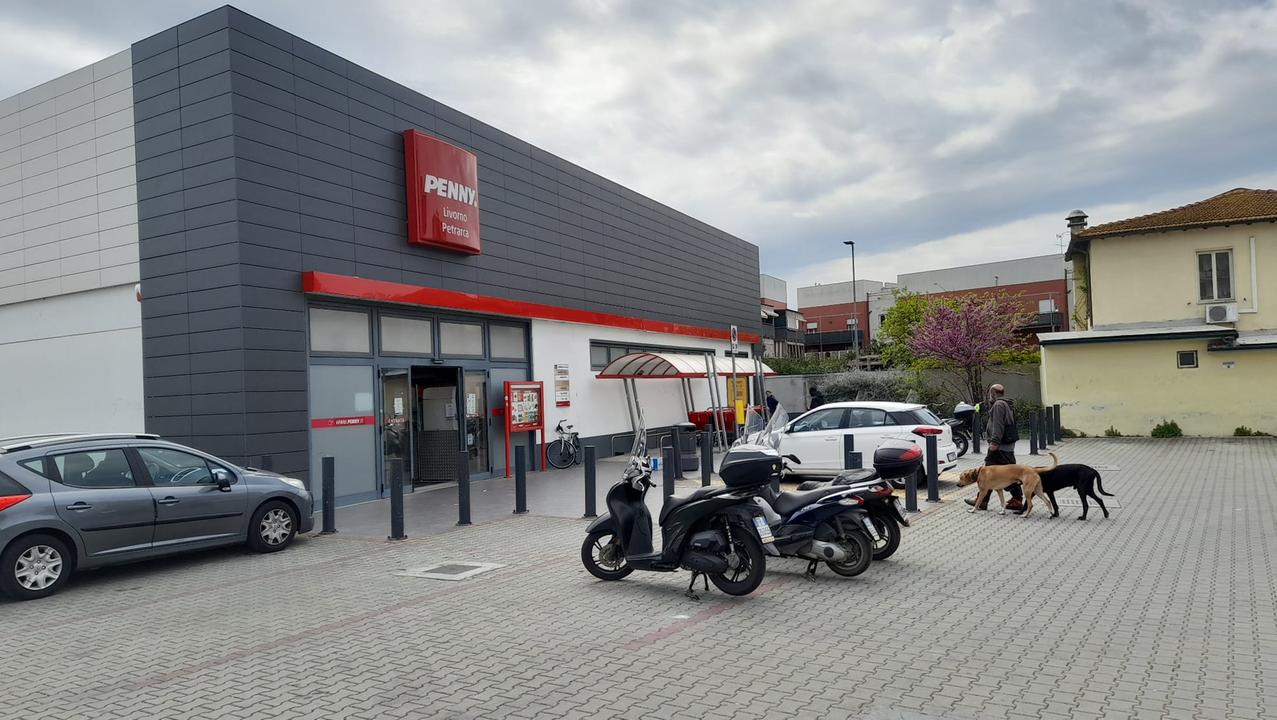 Il Penny market di viale Petrarca (foto d'archivio)