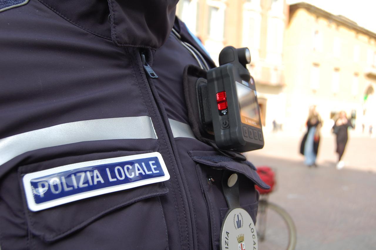 Bodycam alle forze dell’ordine, Ferrara e l’eco dell’omicidio Aldrovandi