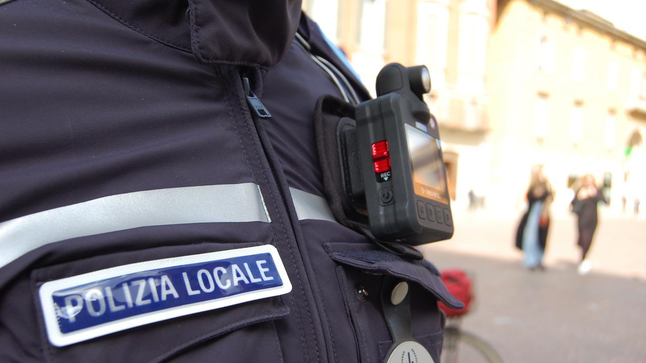 Bodycam alle forze dell’ordine, Ferrara e l’eco dell’omicidio Aldrovandi