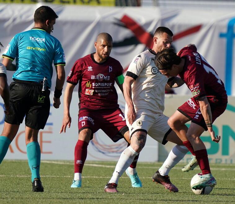 Lucchese, il bonifico non è arrivato. Ora la squadra deve decidere: due le strade